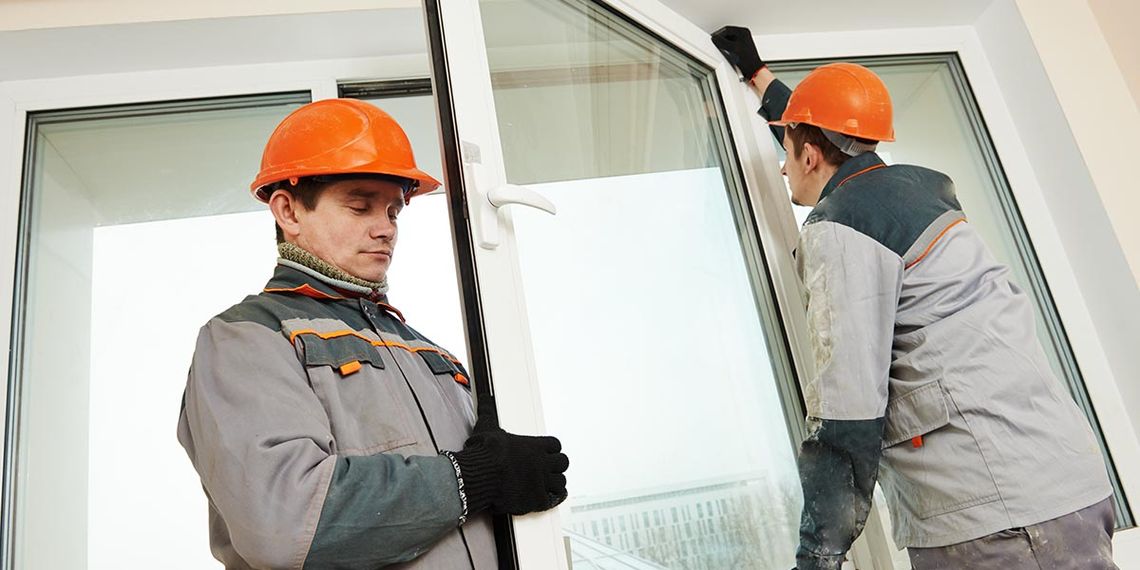 Zwei Handwerker bei der Fenster Reparatur in Wien